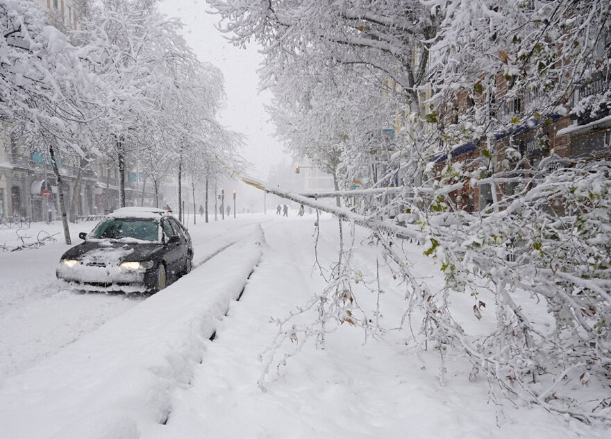 Тверским автомобилистам напомнили о безопасности на дорогах в снегопад