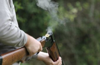 В Тверской области судят мужчину, устроившего стрельбу у магазина В Тверской области судят мужчину, устроившего стрельбу у магазина