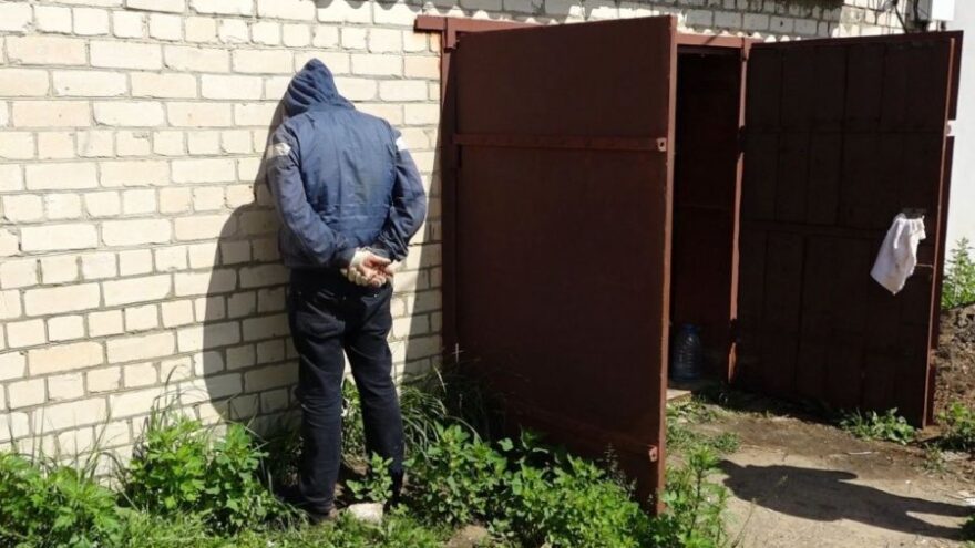 Житель Тверской области проломил крышу и обчистил гараж