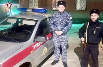 В Тверской области росгвардейцы помогли водителю потушить загоревшийся автомобиль В Тверской области росгвардейцы помогли водителю потушить загоревшийся автомобиль