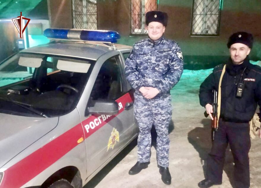 В Тверской области росгвардейцы помогли водителю потушить загоревшийся автомобиль В Тверской области росгвардейцы помогли водителю потушить загоревшийся автомобиль