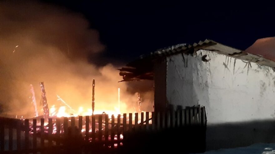 В деревне в Тверской области дотла сгорел сарай