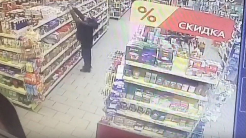 В Тверской области мужчина вынес из магазина десятки плиток шоколада