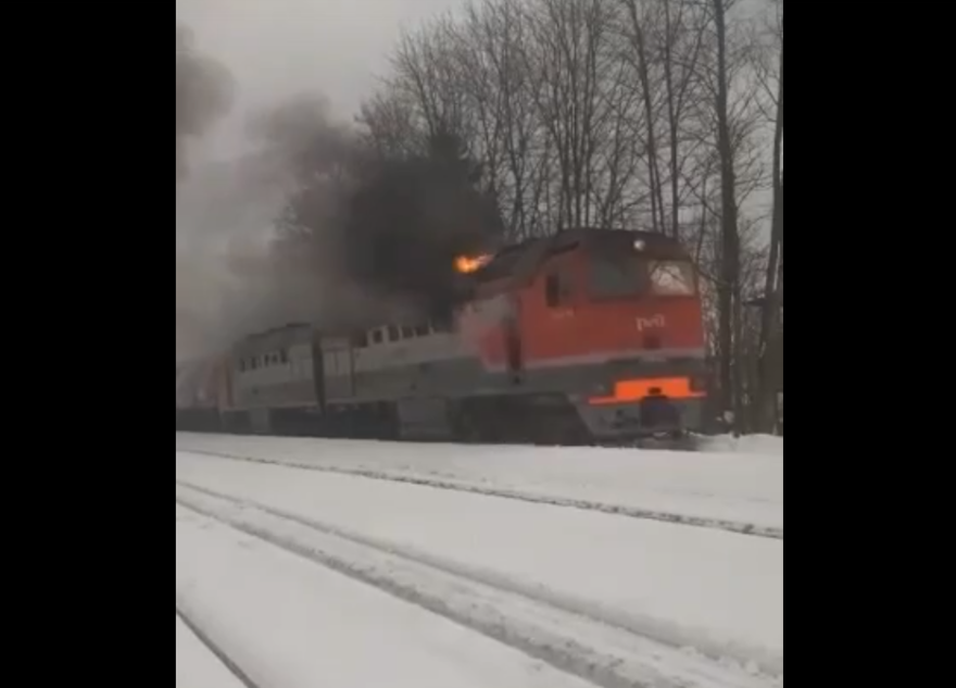 Появилось видео, как тепловоз чуть не сгорел дотла в Тверской области Появилось видео, как тепловоз чуть не сгорел дотла в Тверской области