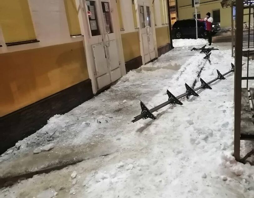 Следователи заинтересовались падением металлической конструкции со льдом на девушку в Тверской области