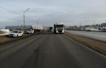 Водитель "Калины" попал в больницу после столкновения с фурой в Твери