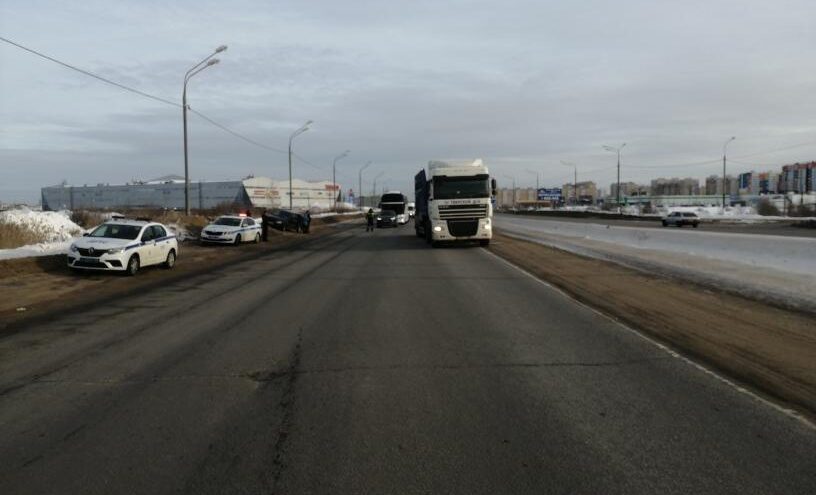 Водитель "Калины" попал в больницу после столкновения с фурой в Твери Водитель "Калины" попал в больницу после столкновения с фурой в Твери