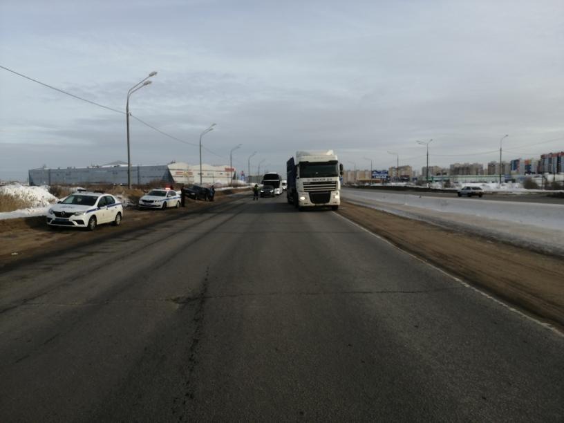 Водитель "Калины" попал в больницу после столкновения с фурой в Твери