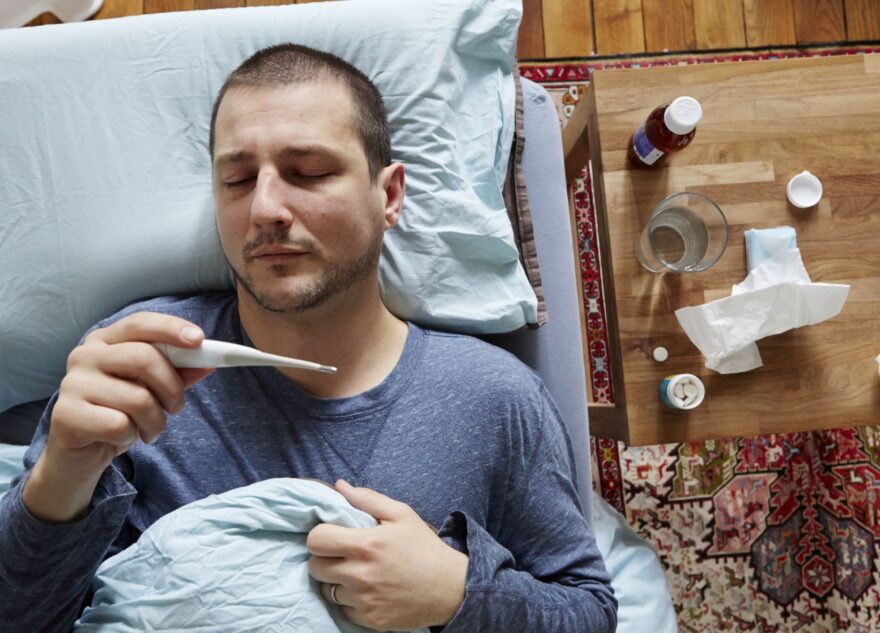 Врач рассказал, почему мужчины тяжелее переносят температуру