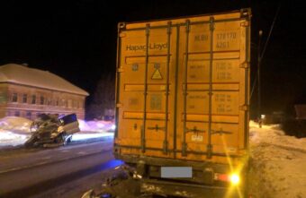 В Тверской области водитель отвлёкся на магнитолу и протаранил большегруз В Тверской области водитель отвлёкся на магнитолу и протаранил большегруз