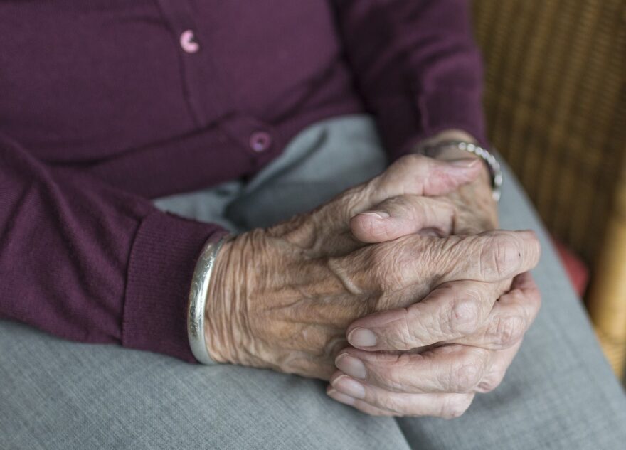 Воровка оставила 85-летнюю жительницу Тверской области без денег