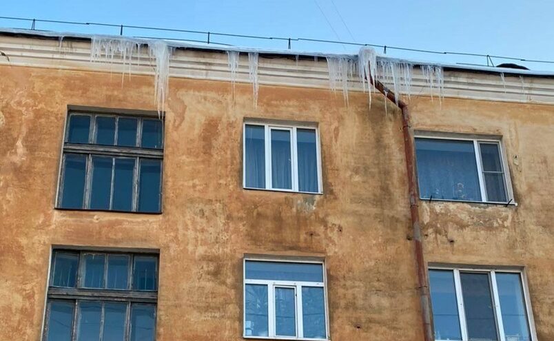 Появились подробности падения большой сосульки на 15-летнюю девочку в Твери Появились подробности падения большой сосульки на 15-летнюю девочку в Твери