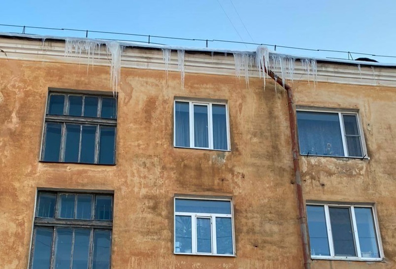 Появились подробности падения большой сосульки на 15-летнюю девочку в Твери