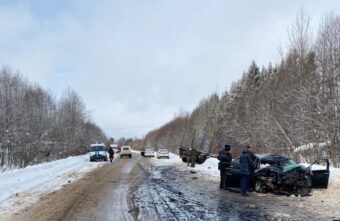 Два человека пострадали в тройном ДТП с участием лесовоза в Тверской области