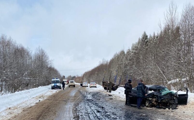 Два человека пострадали в тройном ДТП с участием лесовоза в Тверской области Два человека пострадали в тройном ДТП с участием лесовоза в Тверской области
