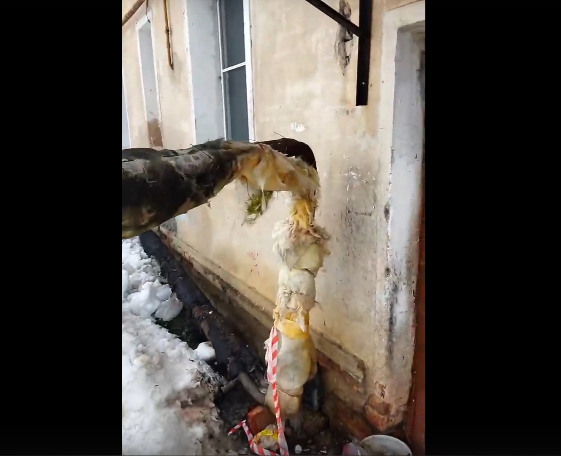 В поселке под Тверью падающий с крыш снег устроил жителям коммунальный ад