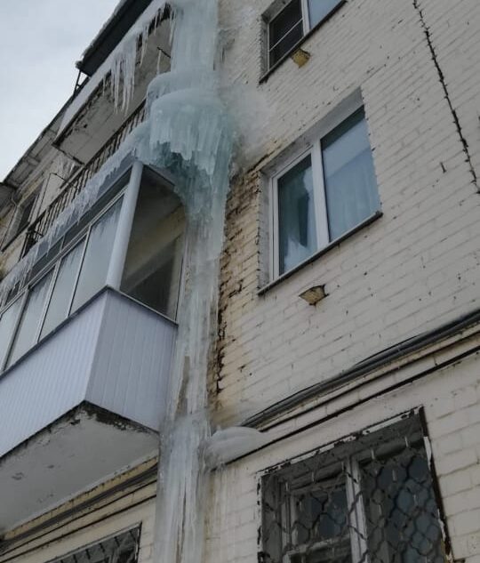 В Твери осколки упавшей сосульки задели прохожего