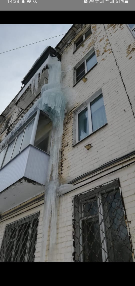 В Твери осколки упавшей сосульки задели прохожего