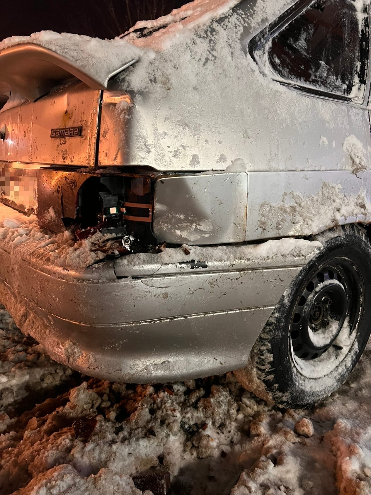 В Твери легковушка на скорости протаранила припаркованную машину