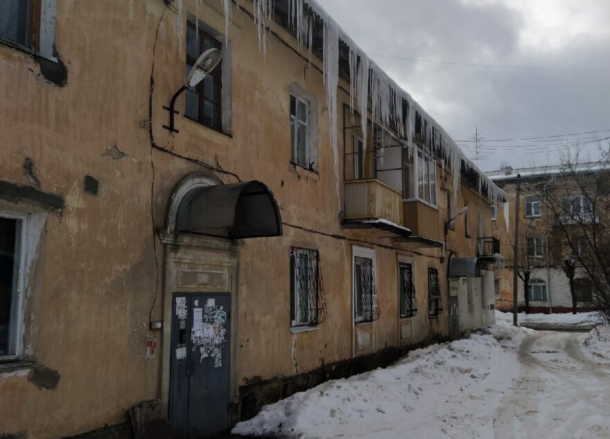 Двухметровые сосульки угрожают жизни жителей Твери