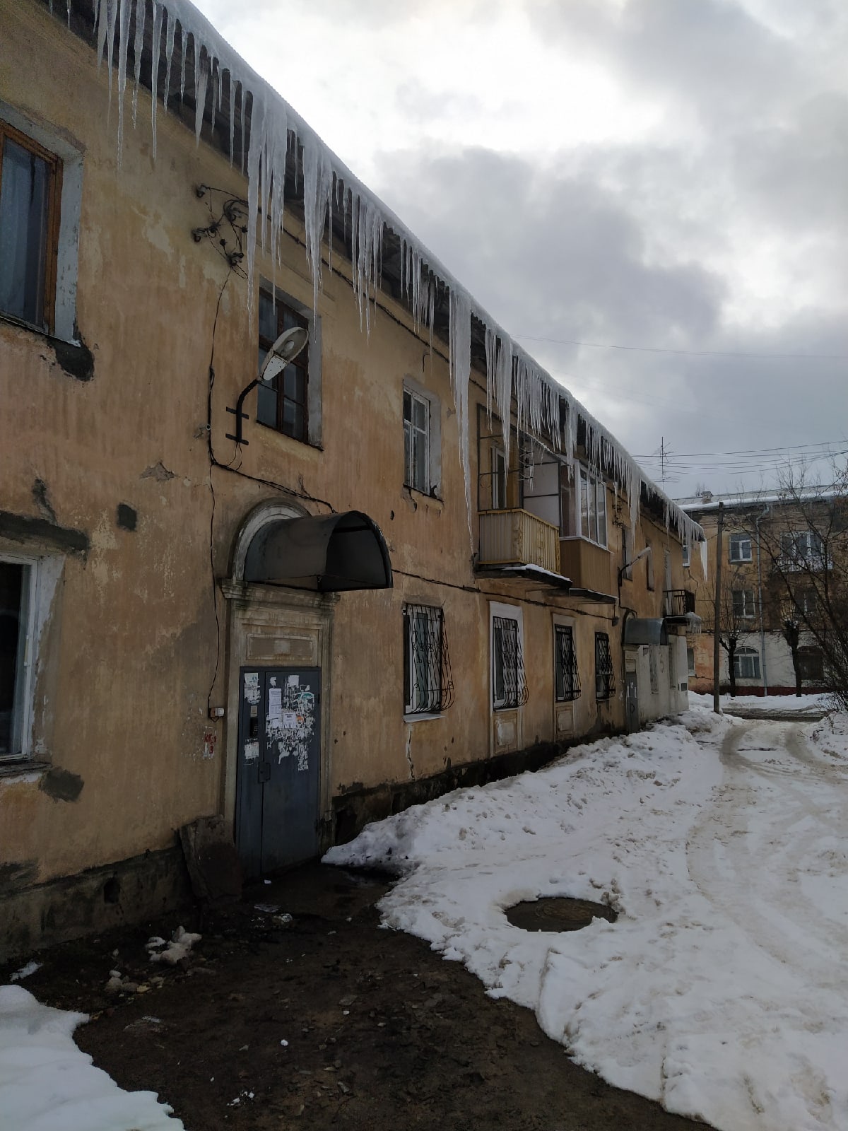 Двухметровые сосульки угрожают жизни жителей Твери