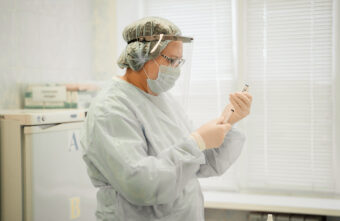 350 подростков в Тверской области сделали прививки против коронавируса