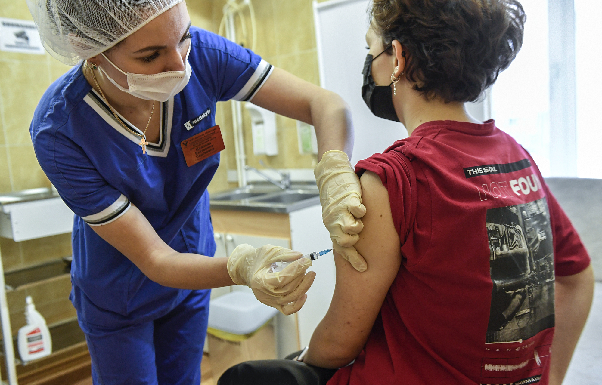 Первые записавшиеся подростки Тверской области уже сделали прививку против коронавируса