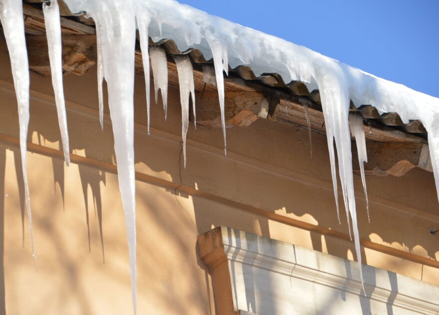 Управляющие организации, которые не чистят крыши тверских домов, ждут крупные штрафы