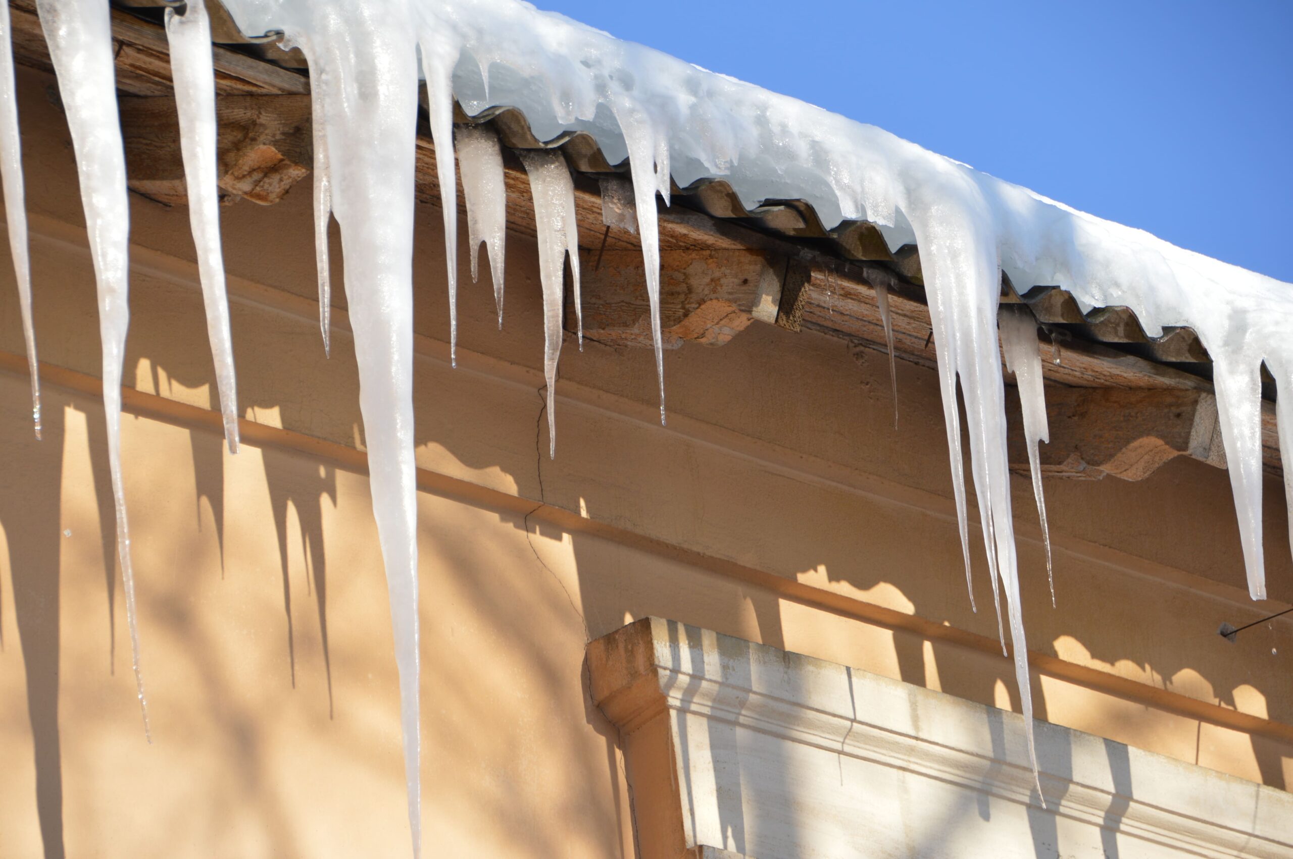 Управляющие организации, которые не чистят крыши тверских домов, ждут крупные штрафы