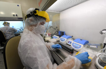 Вирусолог рассказал о хитром способе омикрона попадать в клетки человека Вирусолог рассказал о хитром способе омикрона попадать в клетки человека