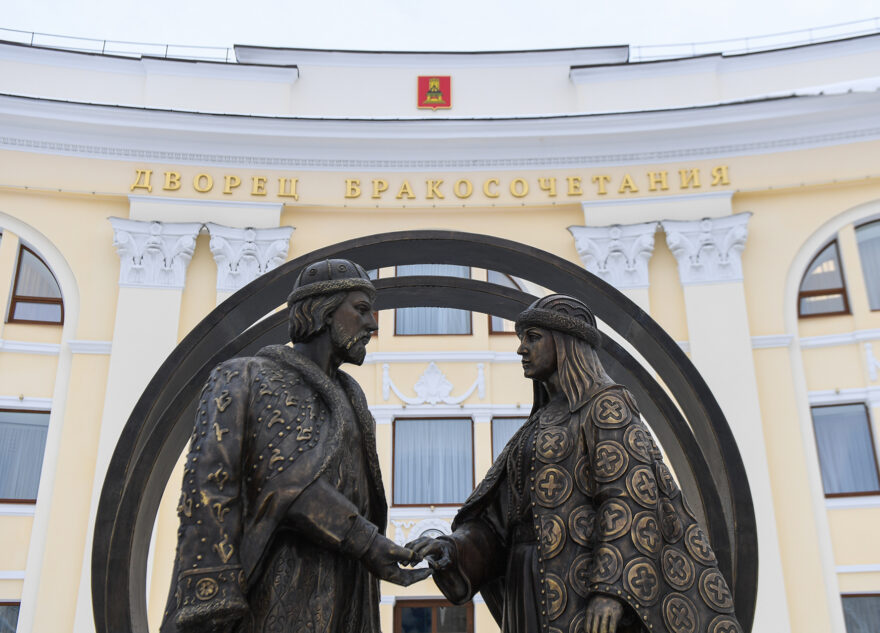 Больше 100 пар Тверской области выбрали красивую дату для свадьбы