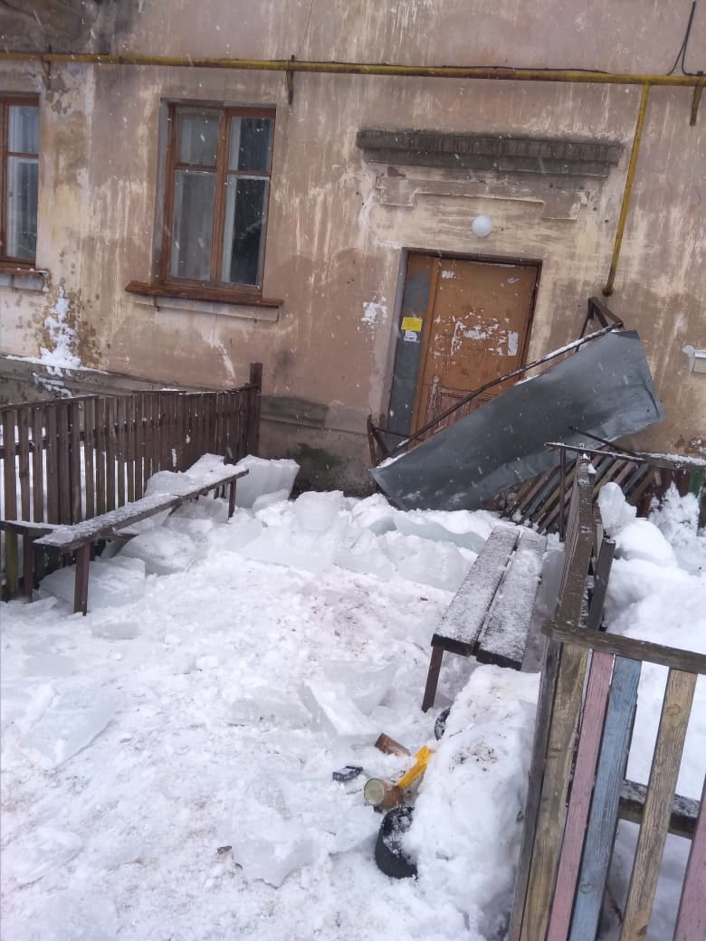 В поселке под Тверью падающий с крыш снег устроил жителям коммунальный ад