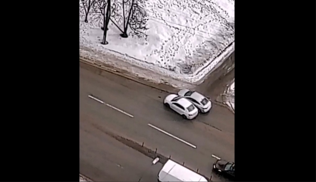 На съезде с моста в Твери легковушка заметалась по дороге и спровоцировала ДТП