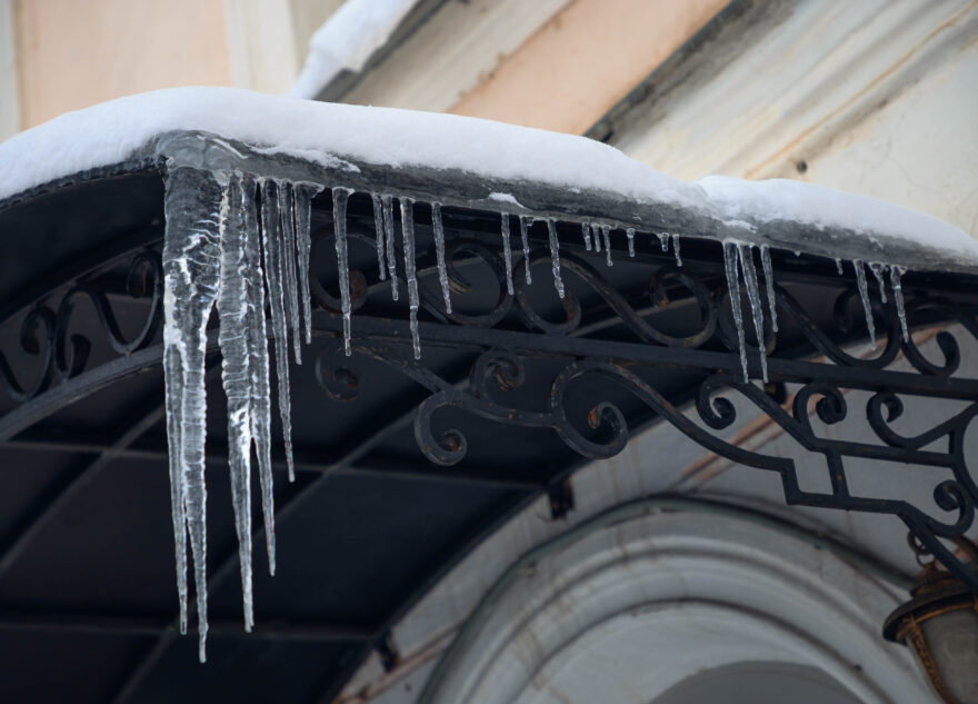 Жителям Твери рассказали, куда жаловаться на снег и наледь