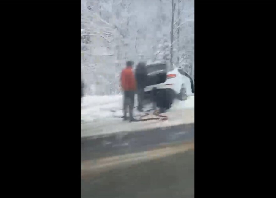 В Тверской области легковушка «нырнула» в кювет