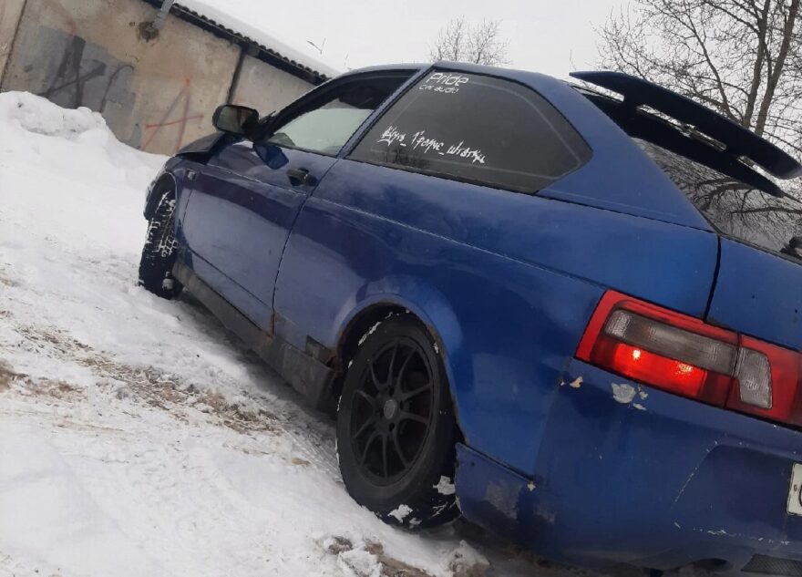 В поселке под Тверью угнали приметную машину