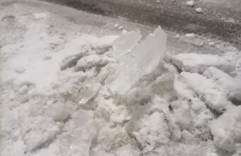 УК прокомментировала происшествие с падением льда на ребенка в Твери