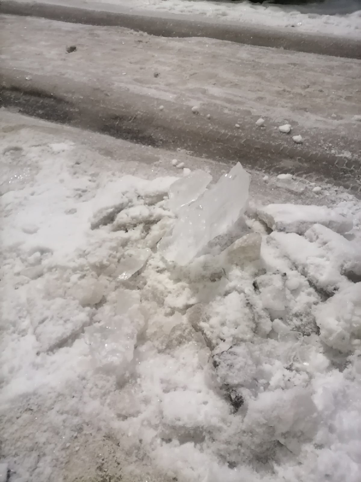 УК прокомментировала происшествие с падением льда на ребенка в Твери