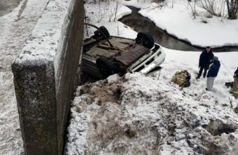 Машина в Тверской области вылетела с моста: пострадала молодая девушка Машина в Тверской области вылетела с моста: пострадала молодая девушка