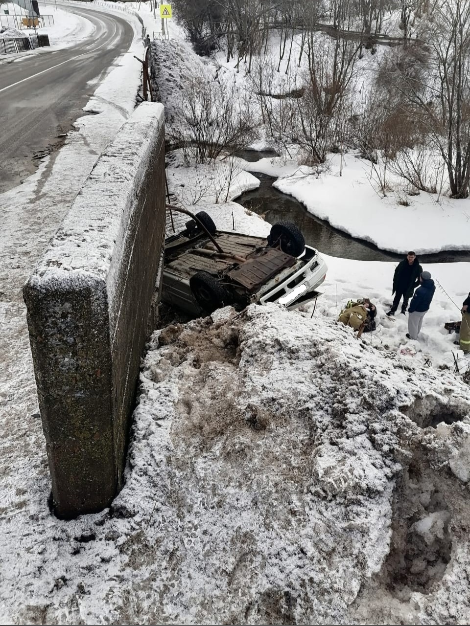 Машина в Тверской области вылетела с моста: пострадала молодая девушка