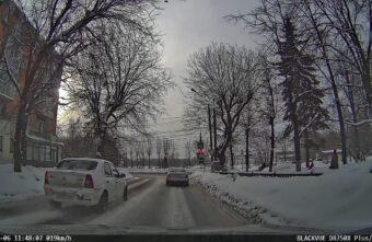 «Поторопился»: в Твери разыскали нарушителя ПДД, который попал на видео