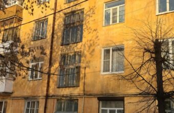 В Твери наледь с крыши дома упала на 15-летнюю девочку