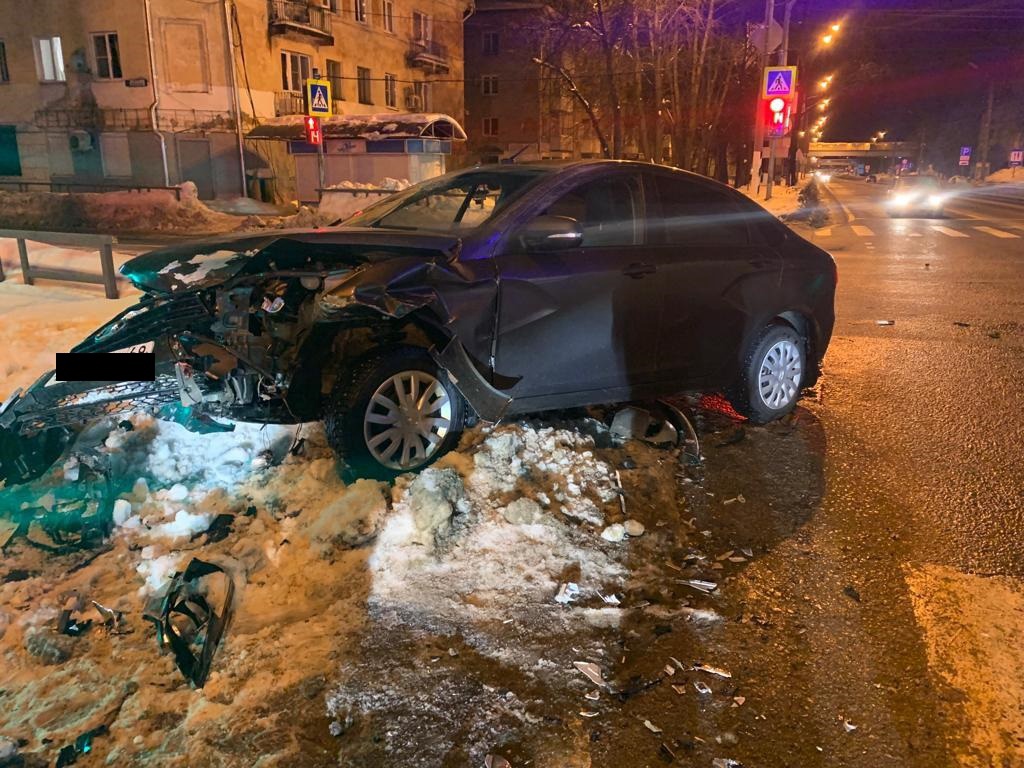 Два человека пострадали в столкновении "Ниссана" и "Лады" в Тверской области