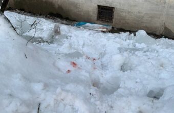 Ледяная глыба упала с крыши дома в Твери на 10-летнего мальчика