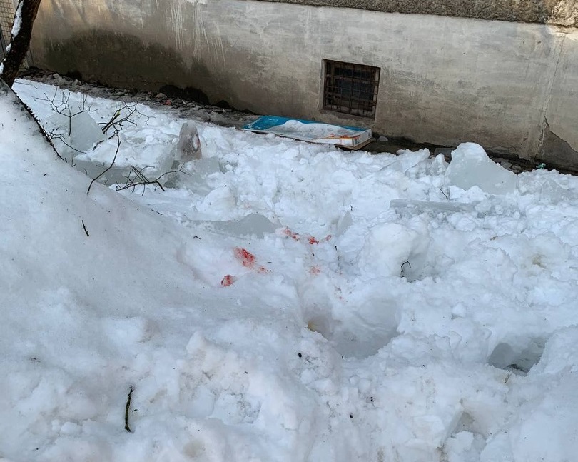 Ледяная глыба упала с крыши дома в Твери на 10-летнего мальчика
