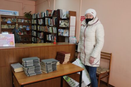 Жители Торопца передали книги в дар центральной библиотеке