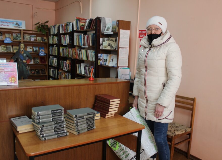 Жители Торопца передали книги в дар центральной библиотеке