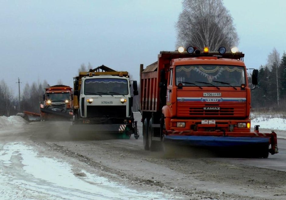 Почти 400 единиц техники расчищает от снега дороги Тверской области