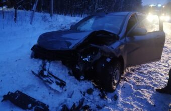 Под Тверью женщина пострадала в лобовом столкновении двух легковушек