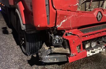 В Тверской области фура въехала в остановившуюся легковушку